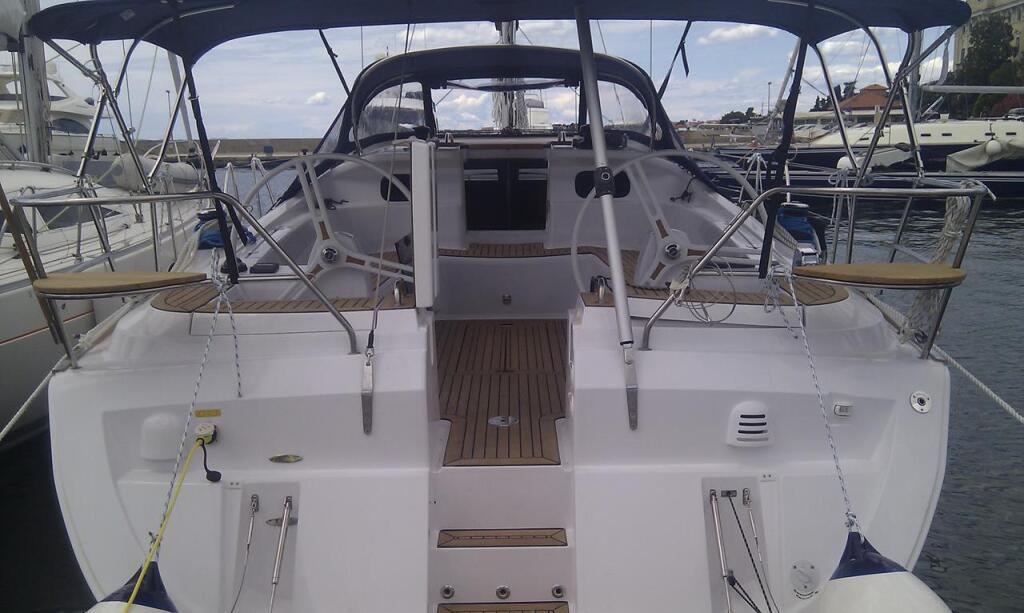 Sailing yacht 