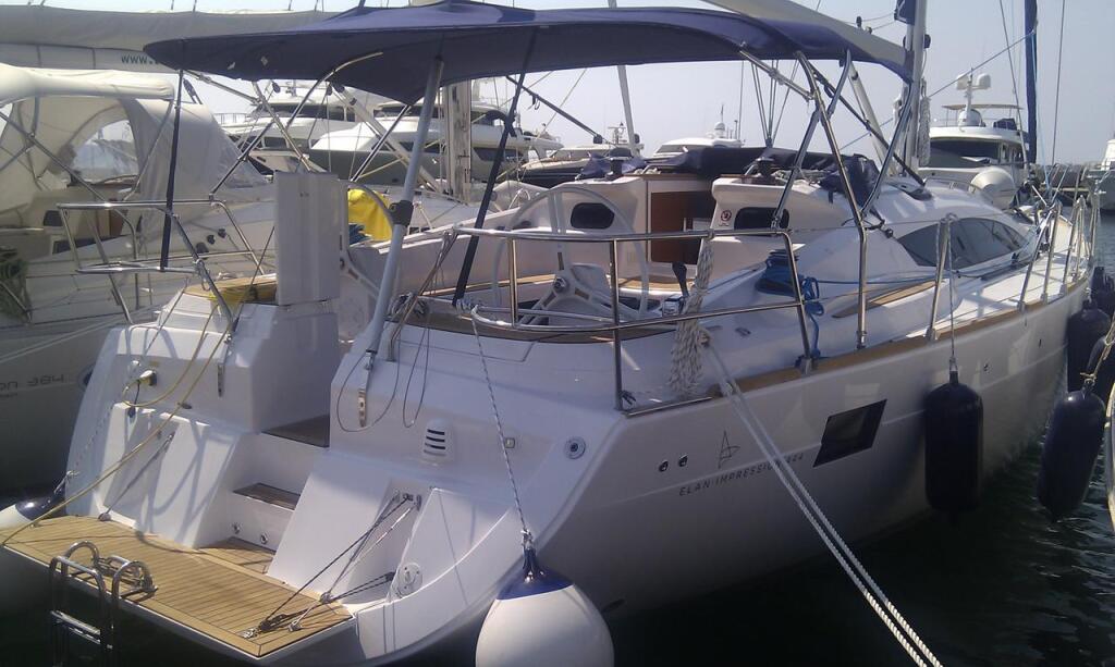 Sailing yacht 
