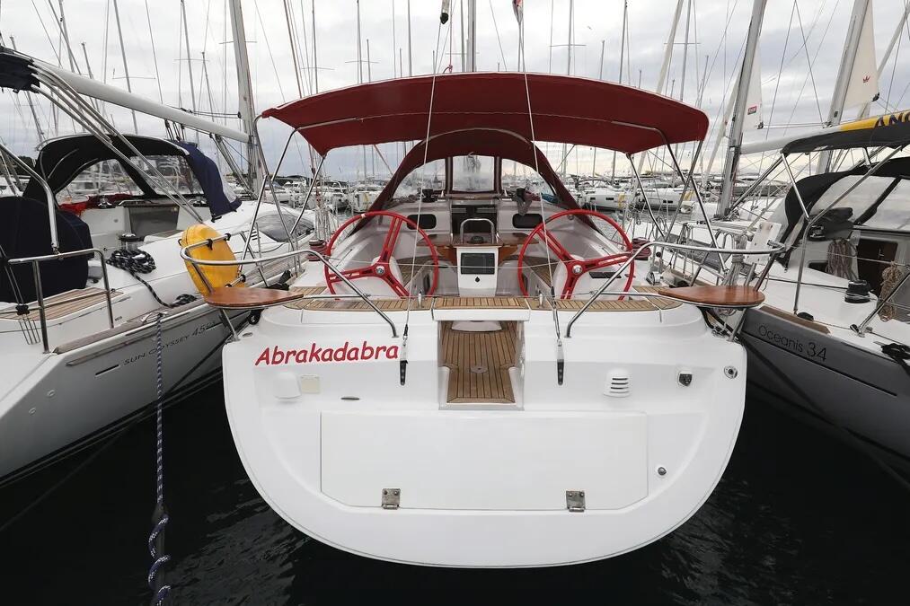 Sailing yacht 