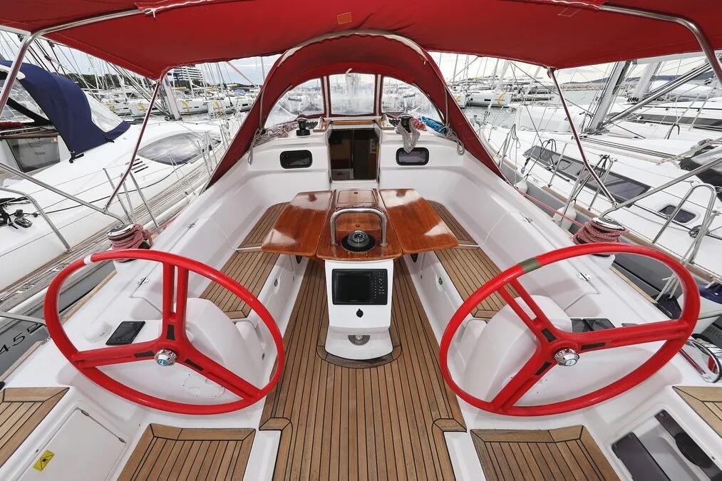 Sailing yacht 