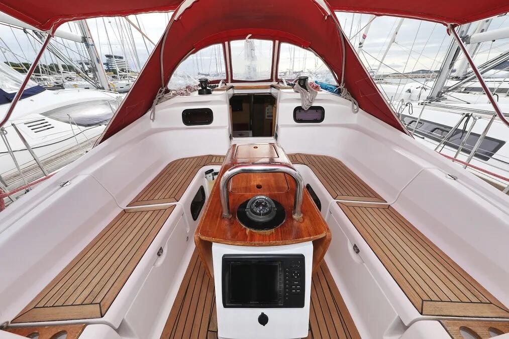 Sailing yacht 