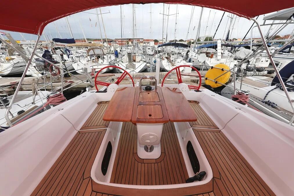 Sailing yacht 