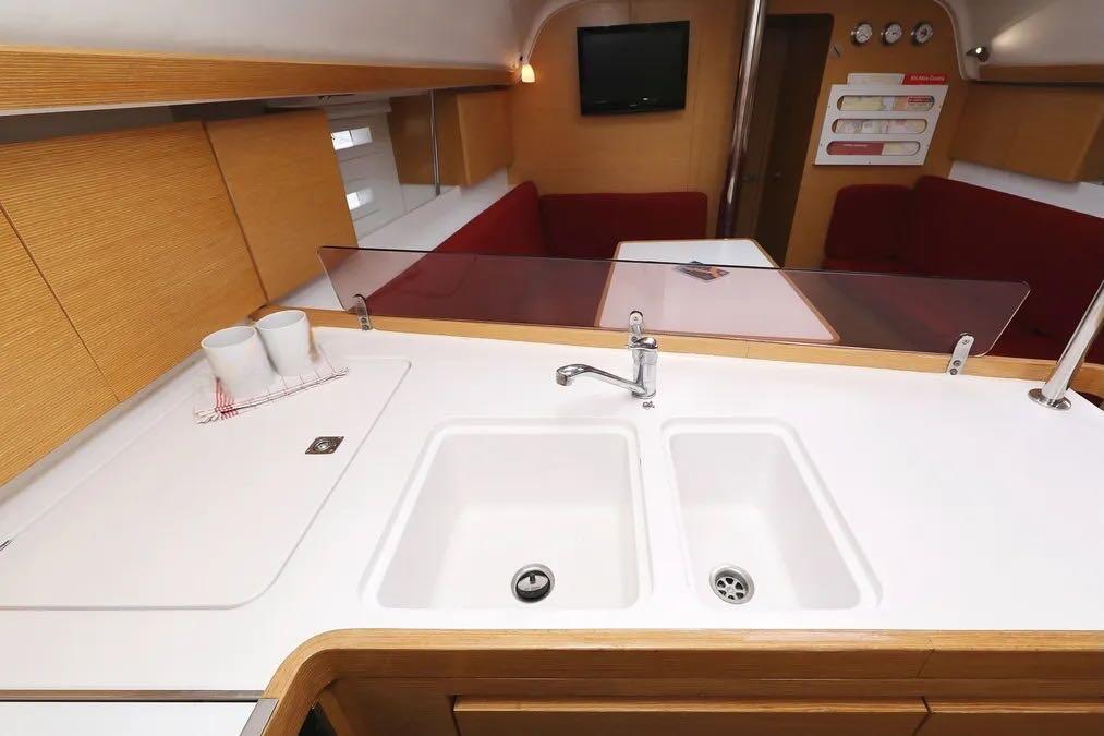 Sailing yacht 