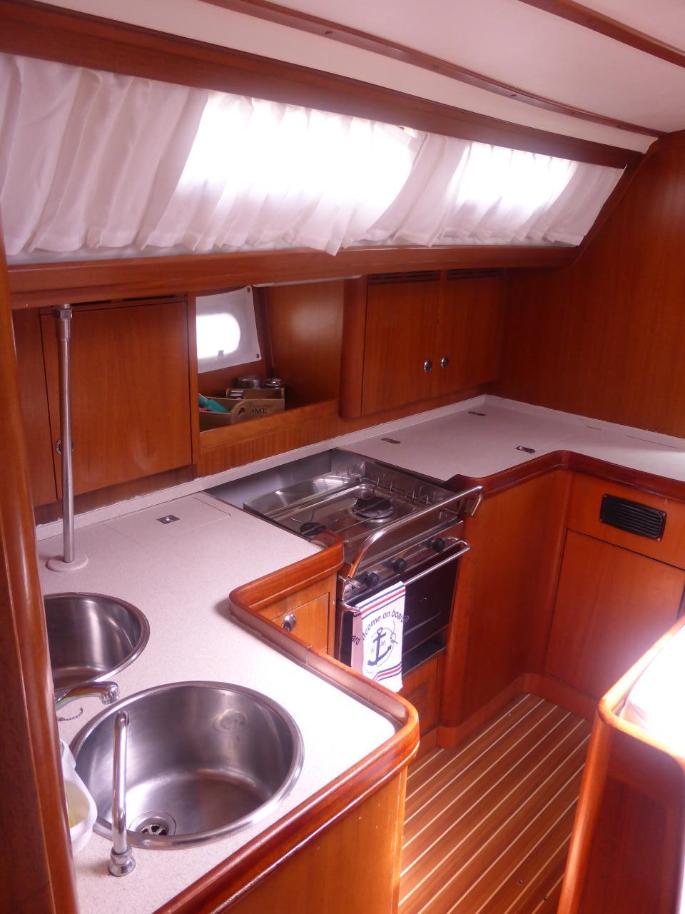 Sailing yacht 