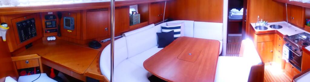 Sailing yacht 