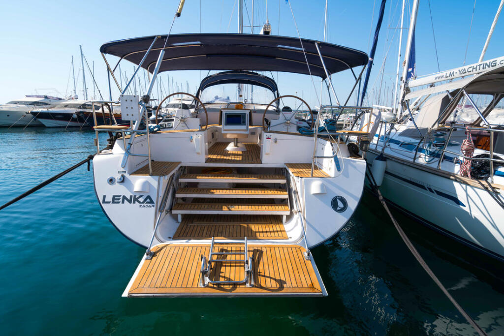 Sailing yacht 