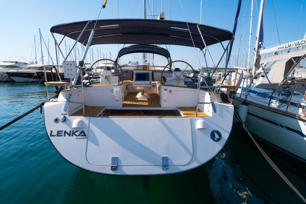 Sailing yacht 