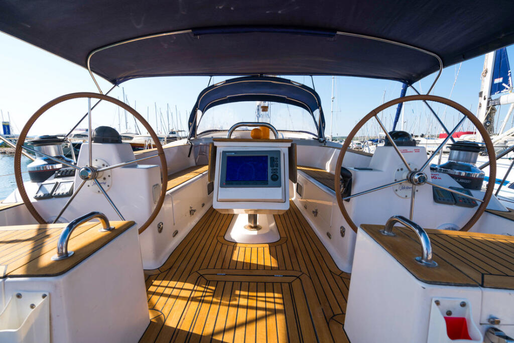 Sailing yacht 