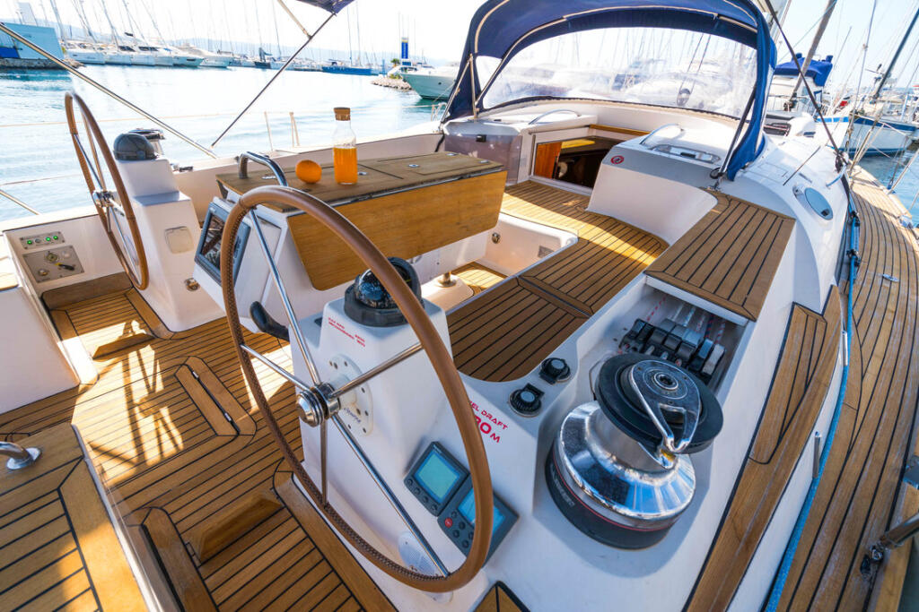 Sailing yacht 