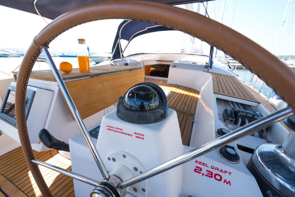 Sailing yacht 