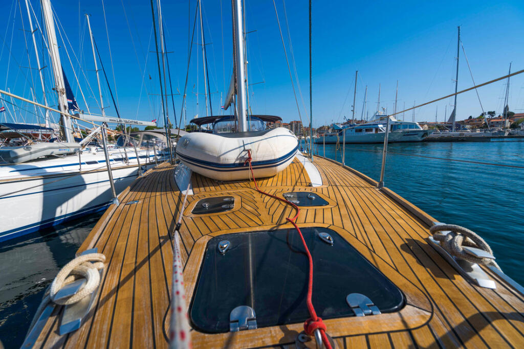 Sailing yacht 