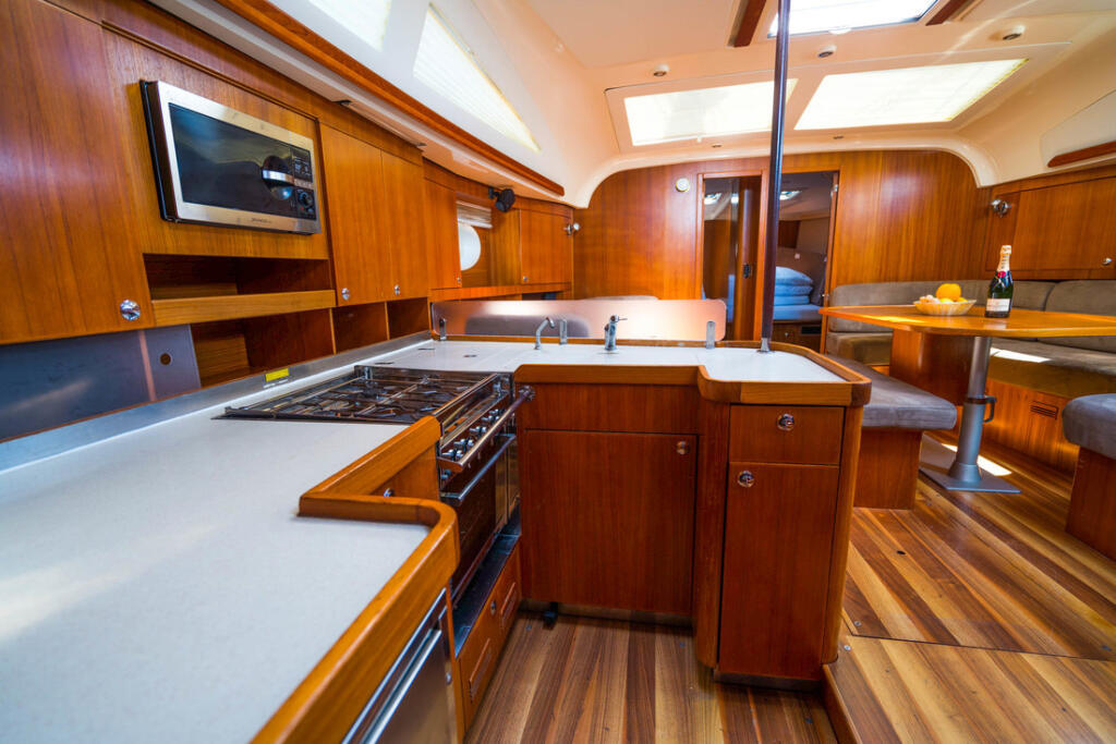 Sailing yacht 