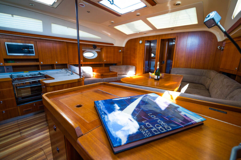 Sailing yacht 