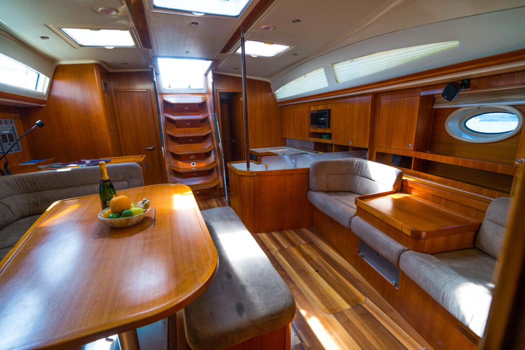Sailing yacht 