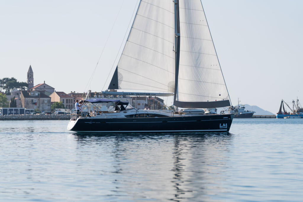 Sailing yacht 