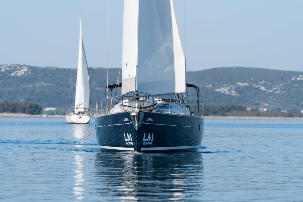 Sailing yacht 