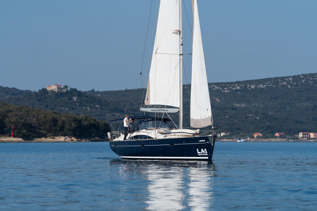 Sailing yacht 
