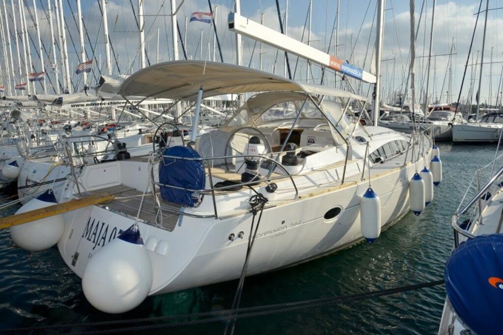 Sailing yacht 