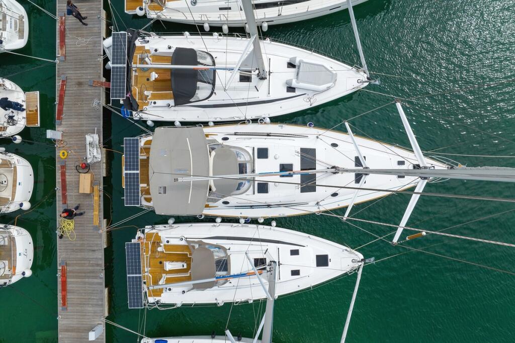 Sailing yacht 