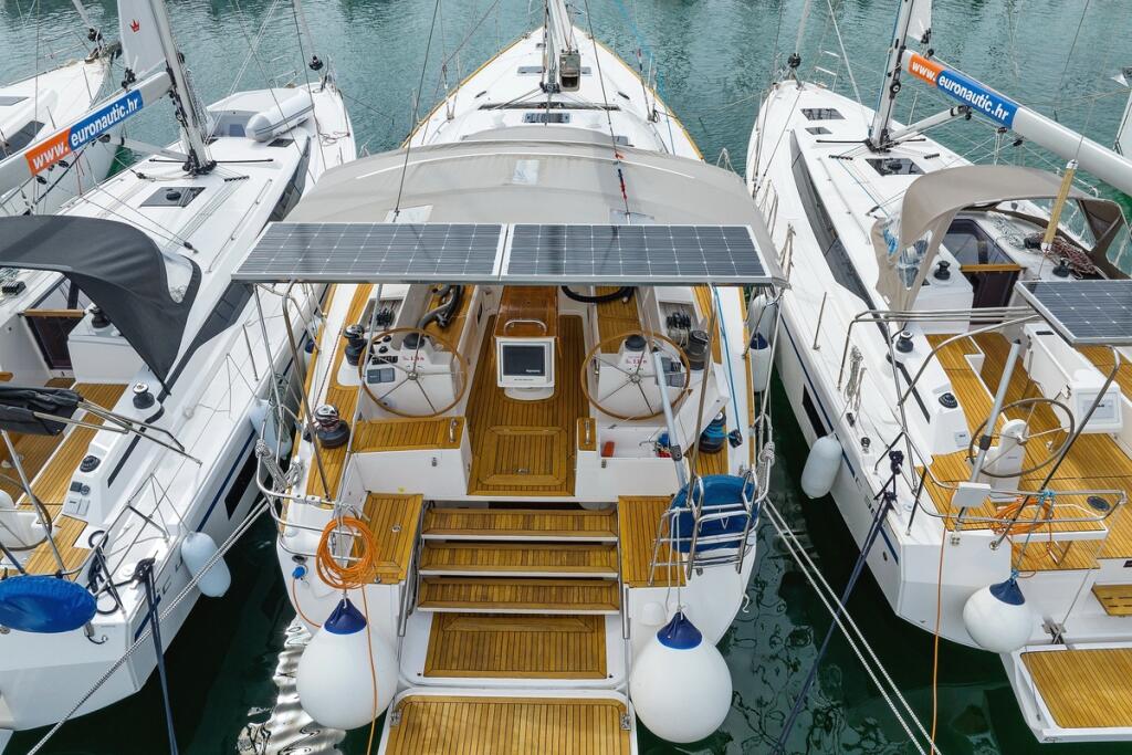 Sailing yacht 