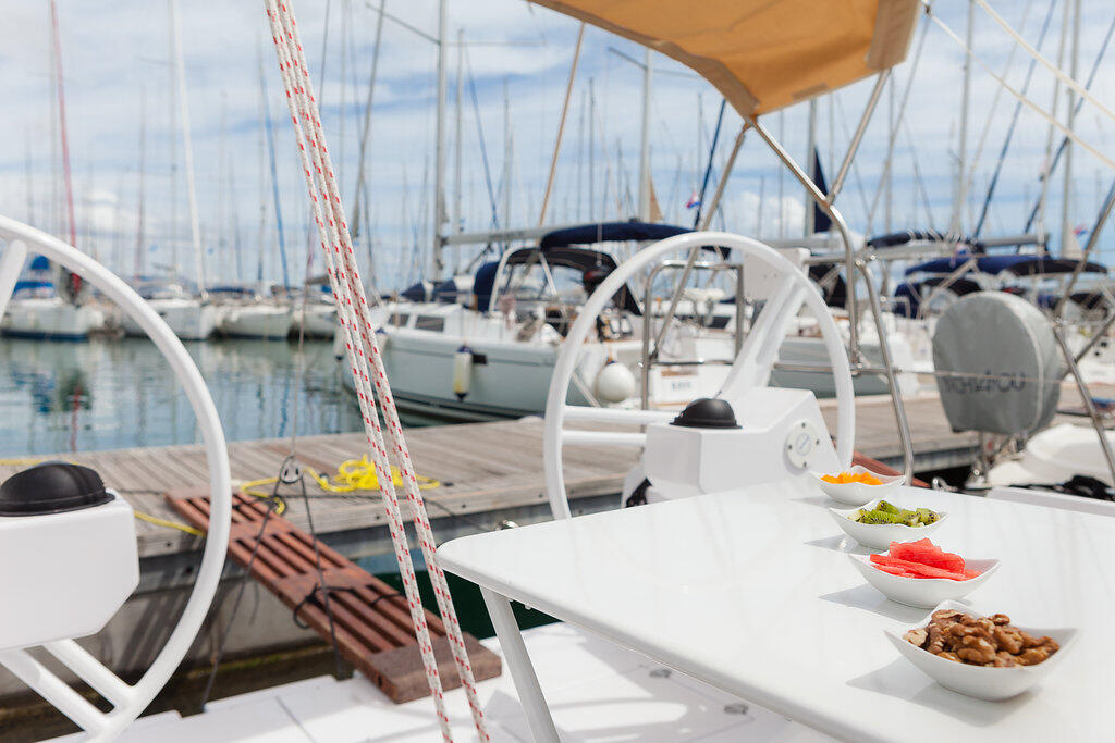 Sailing yacht 
