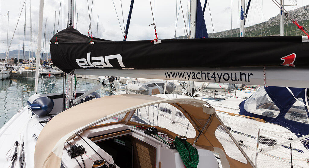 Sailing yacht 