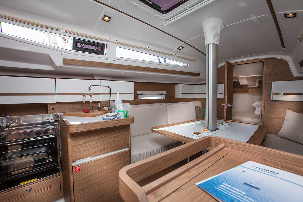 Sailing yacht 