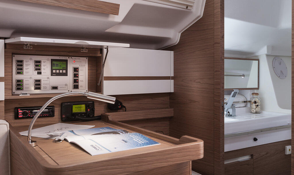 Sailing yacht 