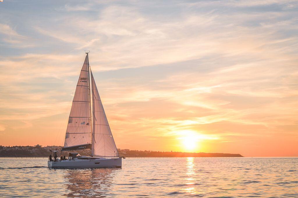 Sailing yacht 