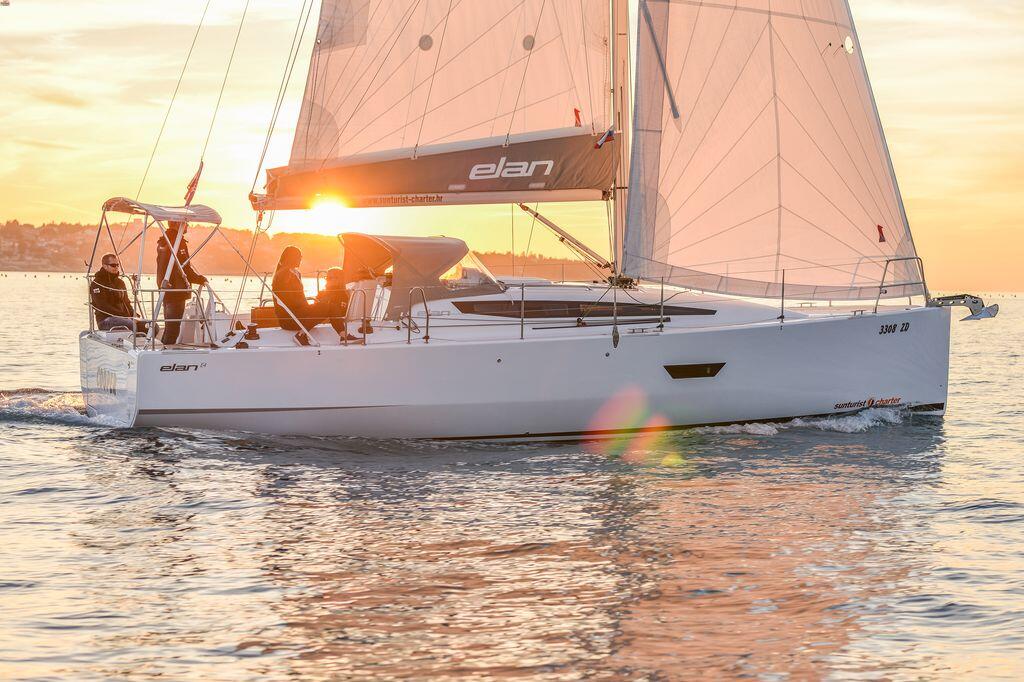 Sailing yacht 