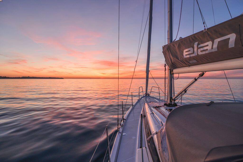 Sailing yacht 