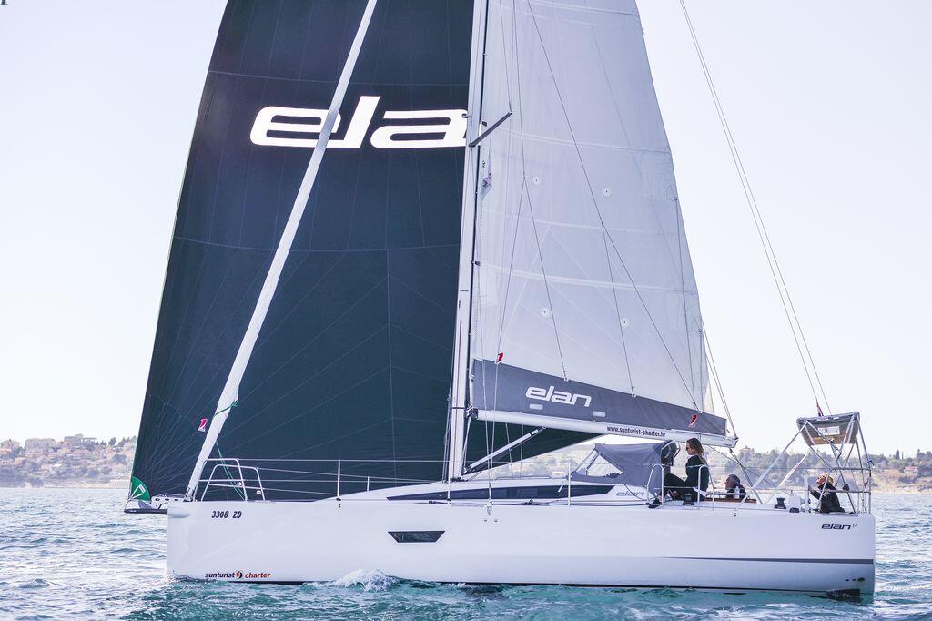 Sailing yacht 