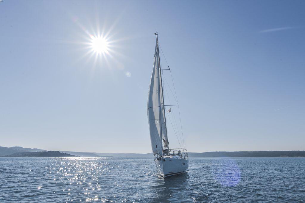 Sailing yacht 