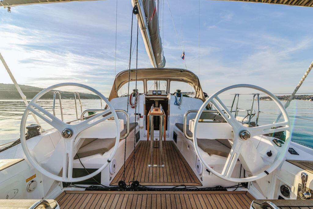 Sailing yacht 