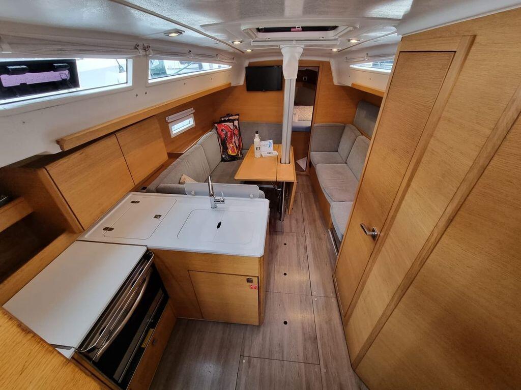 Sailing yacht 