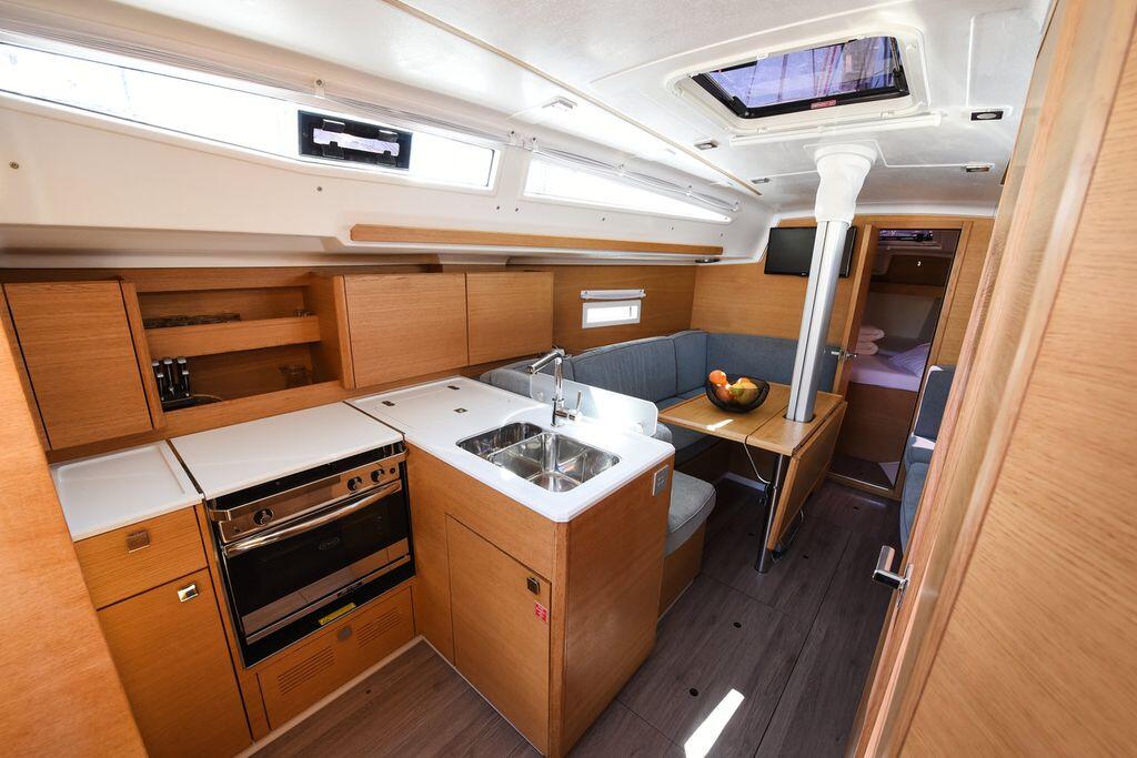 Sailing yacht 