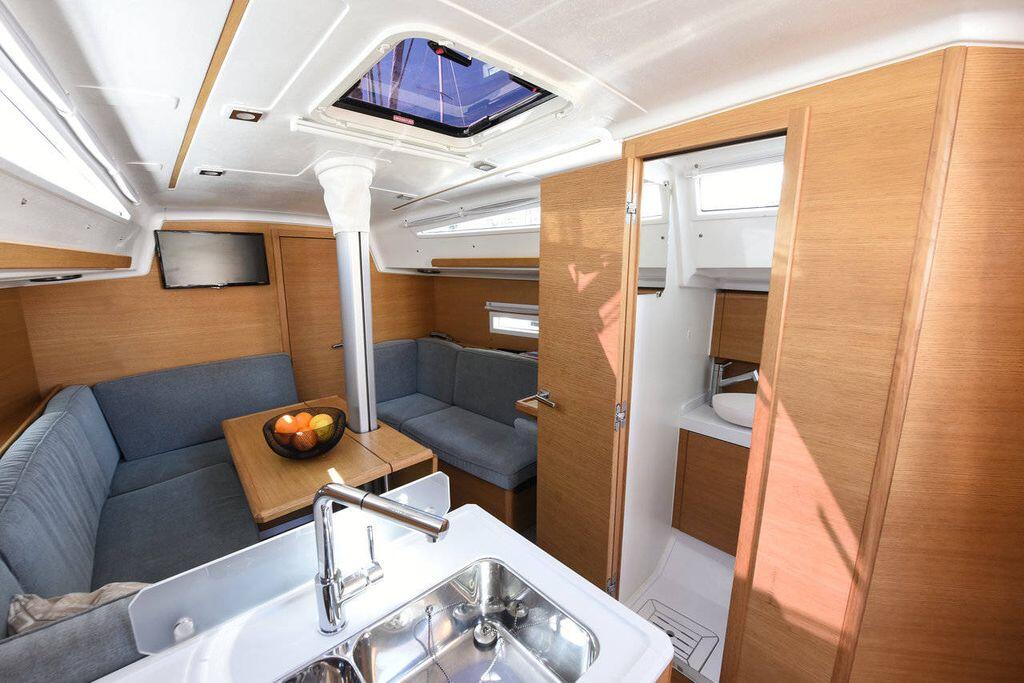 Sailing yacht 