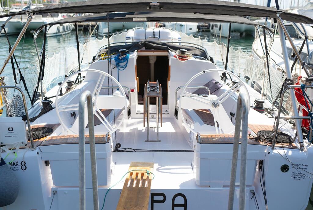 Sailing yacht 