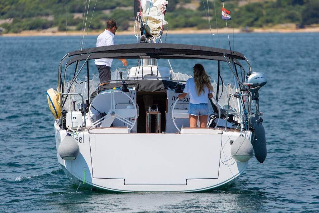 Sailing yacht 