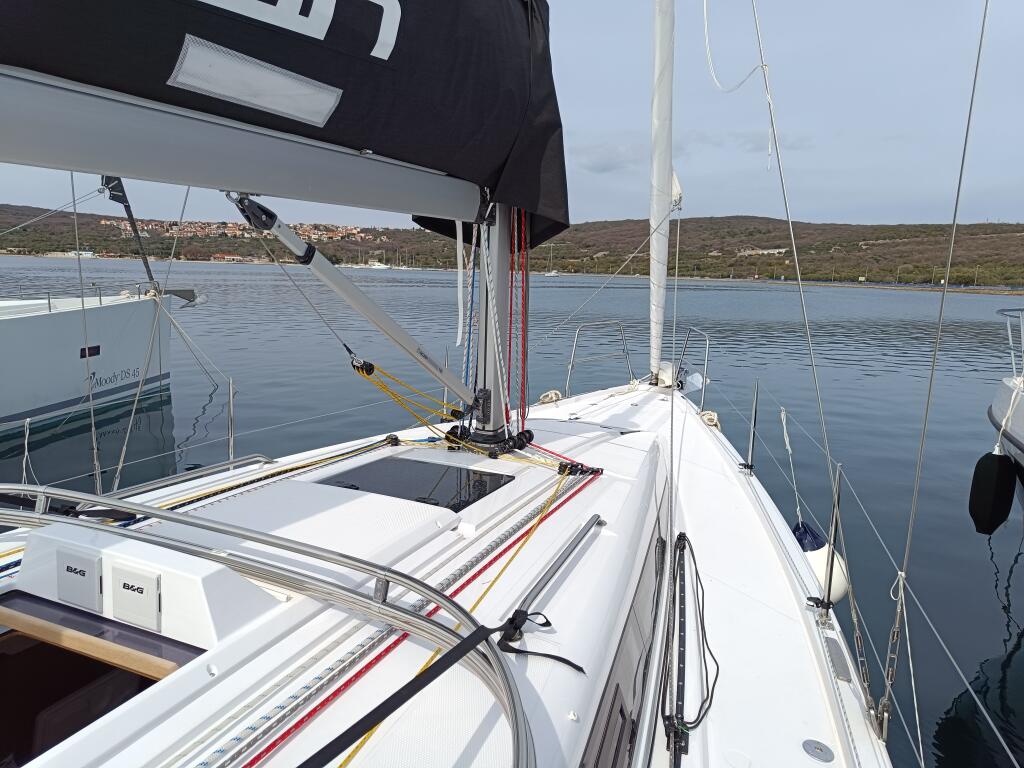 Sailing yacht 