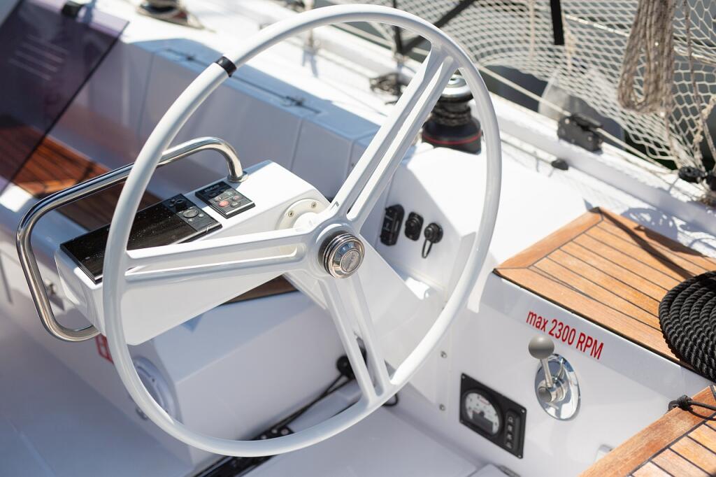Sailing yacht 