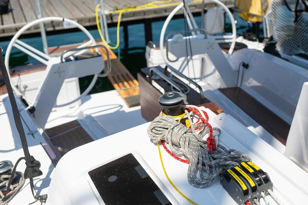 Sailing yacht 