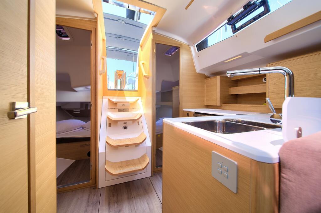 Sailing yacht 