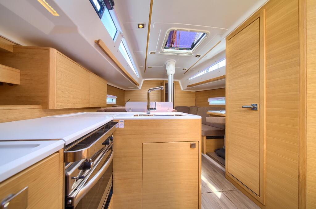 Sailing yacht 
