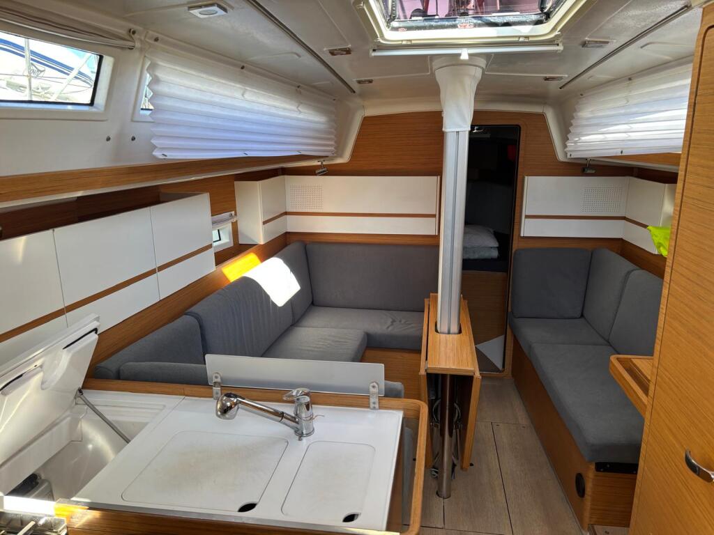 Sailing yacht 