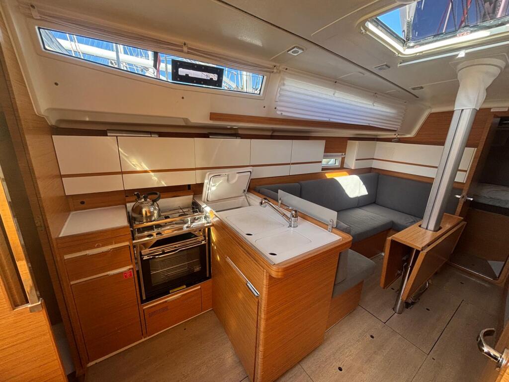 Sailing yacht 