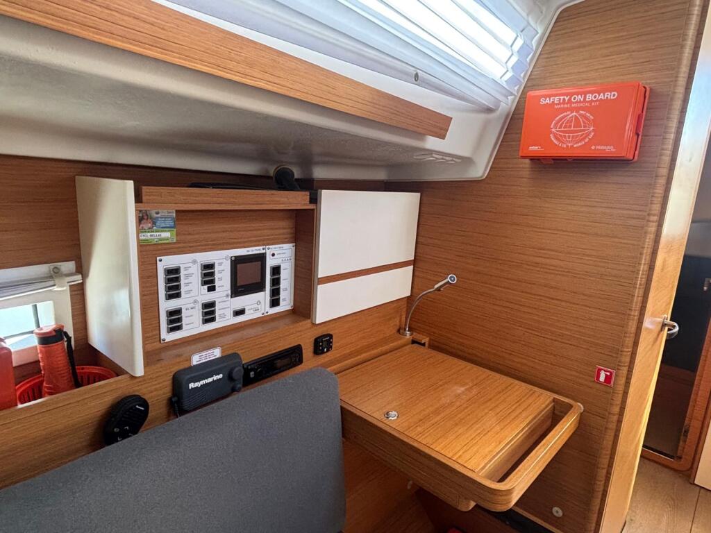 Sailing yacht 