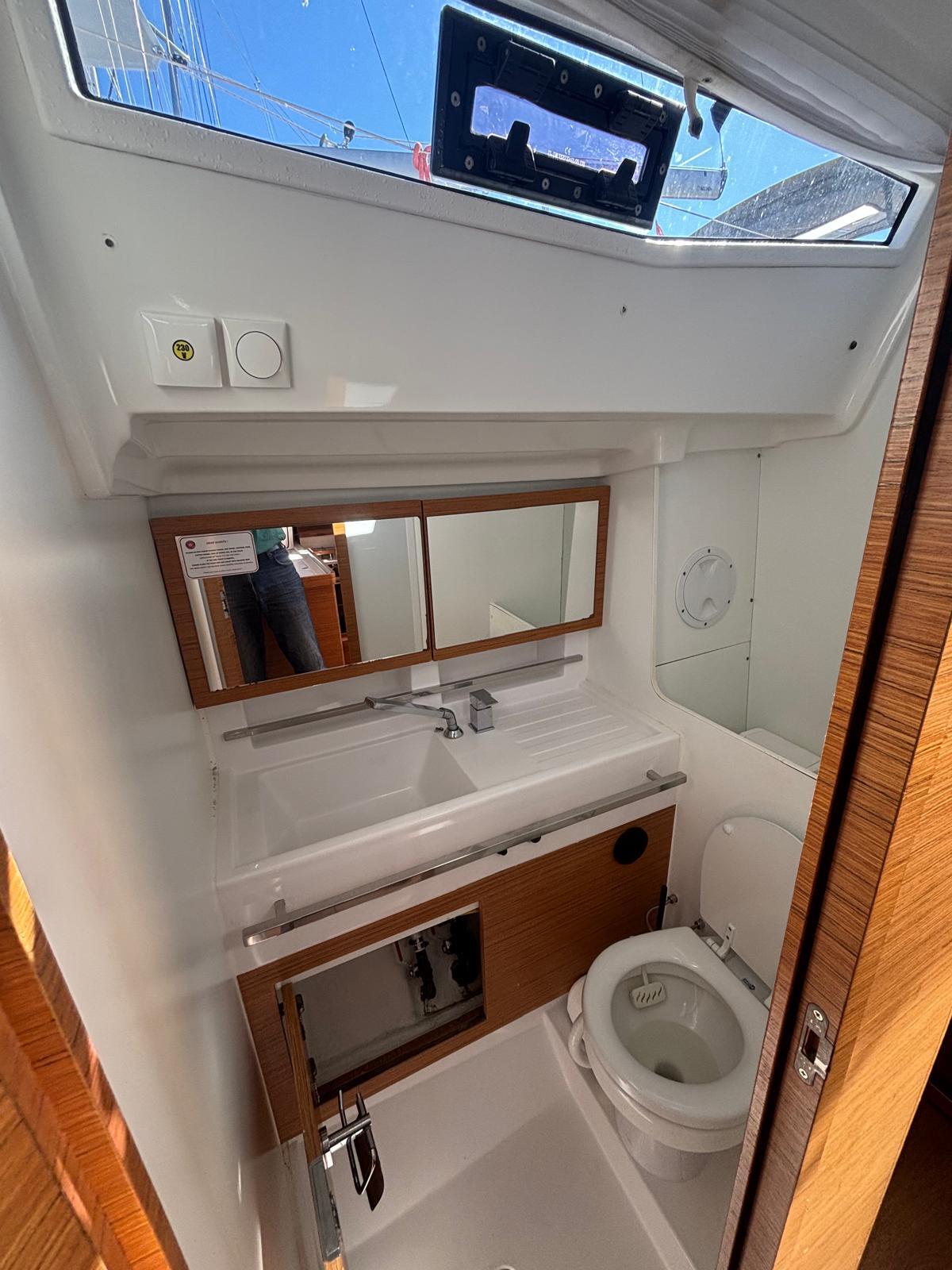 Sailing yacht 