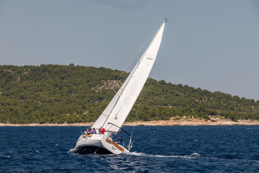 Sailing yacht 