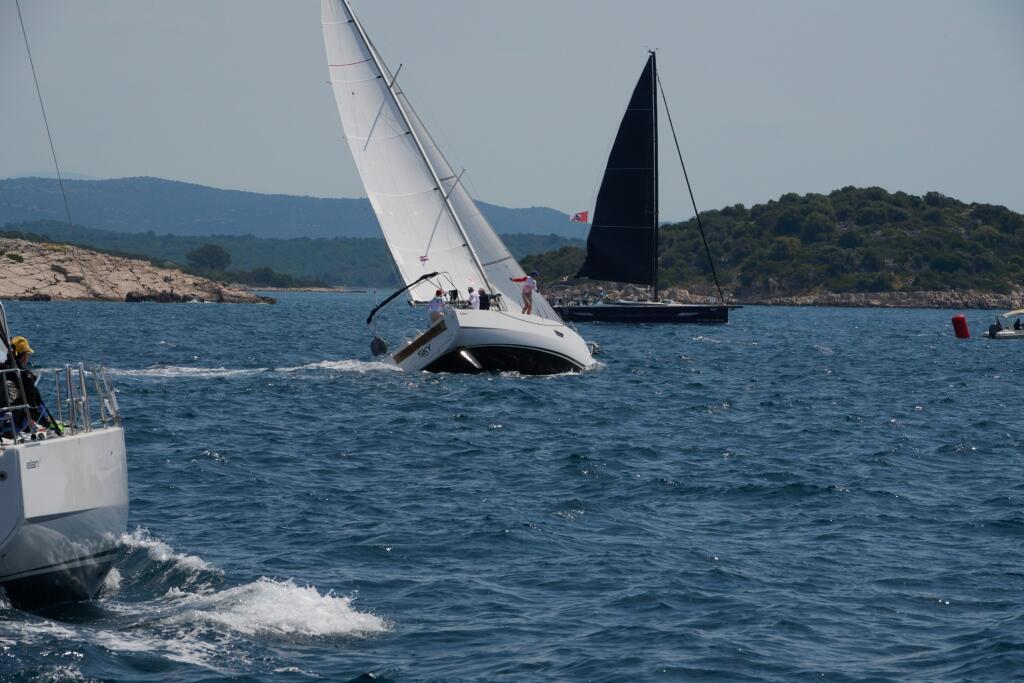 Sailing yacht 